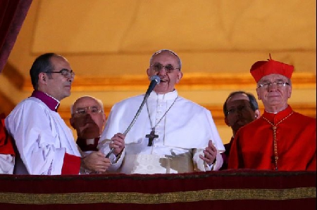 Papa Francesco saluta i romeni