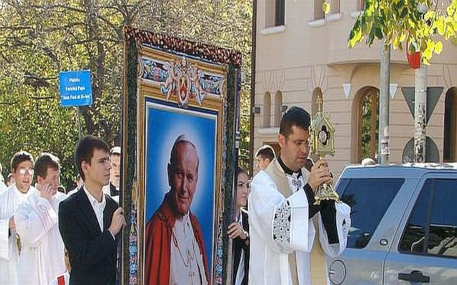 Processione reliquie Giovanni Paolo II a Bucarest