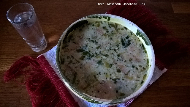 La soupe aigre de pommes de terre aux lardons fumés et à l’estragon.