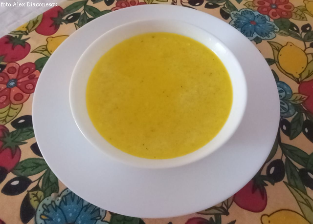 Le potage aigre aux courgettes