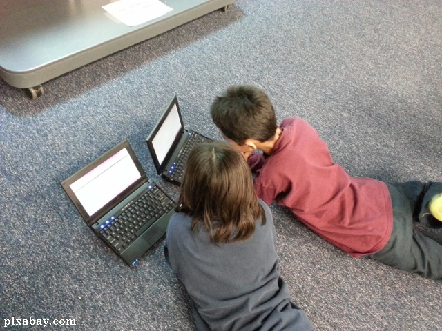 Les écoles poursuivent leurs programmes scolaires en ligne