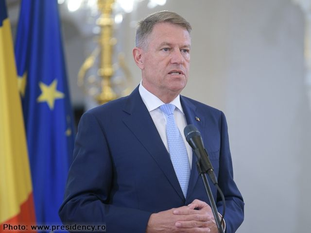 Klaus Iohannis face apel la români să poarte mască şi să păstreze distanţa