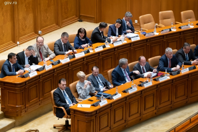 Lecture de la motion de censure au Parlement