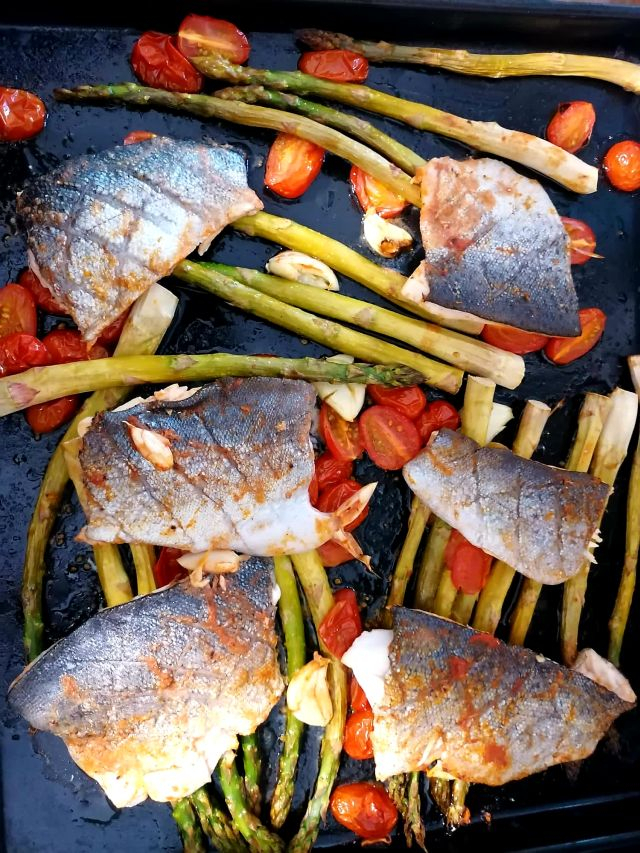 Filets de bar aux asperges et aux tomates cerises