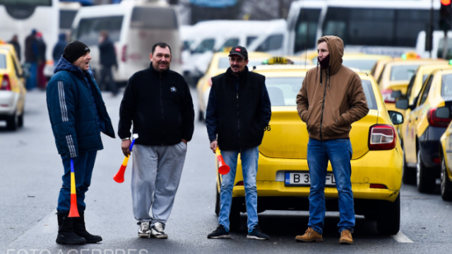 Les chauffeurs roumains de taxi sortent dans la rue