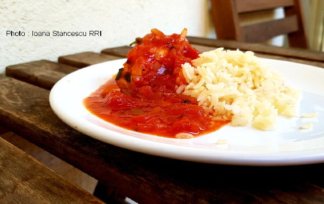 Roulés de poulet farcis de mozzarella et leur petite sauce tomate