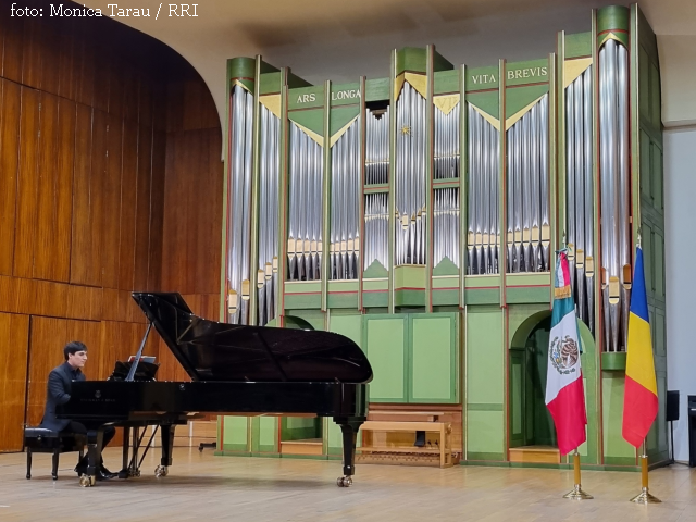 El pianista mexicano Sebastián Ramírez ofreció un concierto en Bucarest