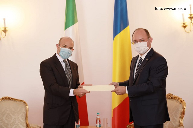 L’ambasciatore d’Italia designato in Romania presenta copia Credenziali al ministro degli Esteri