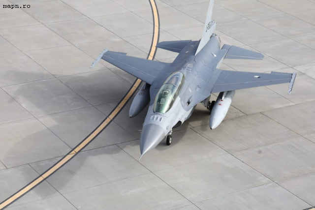 Erste niederländische F-16 am EFTC eingetroffen