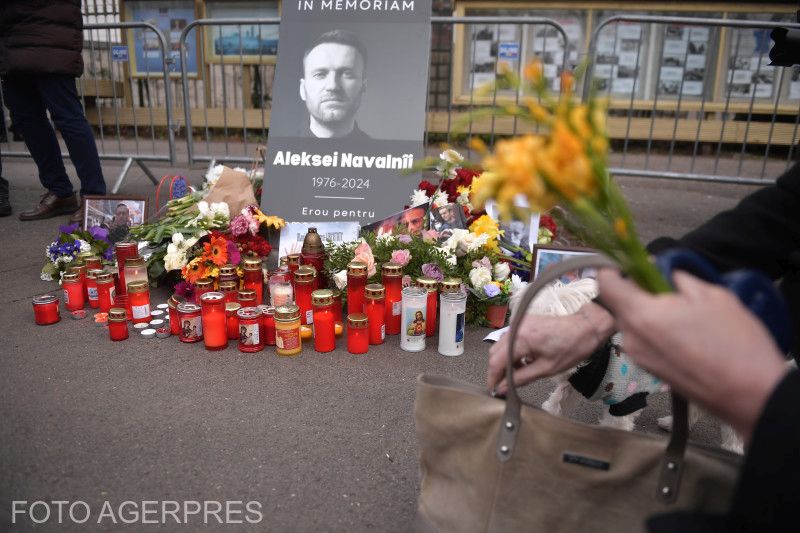 Candles and floral tributes to Aleksei Navalnyi in front of the Russian embassy in Bucharest/ Photo: Agerpres