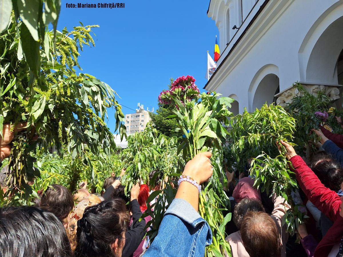 Creştinii ortodocşi, majoritari, şi cei greco-catolici sărbătoresc, astăzi, Duminica Floriilor