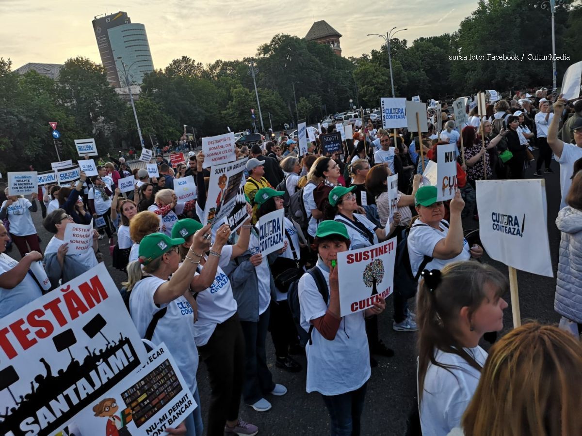 Hundreds of museum and library employees protested on the European Night of Museums (Credits: Facebook / CulturMedia)