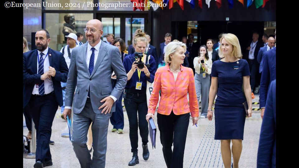 Charles Michel, Ursula von der Leyen and Kaja Kallas on the sidelines of the EU Council meeting