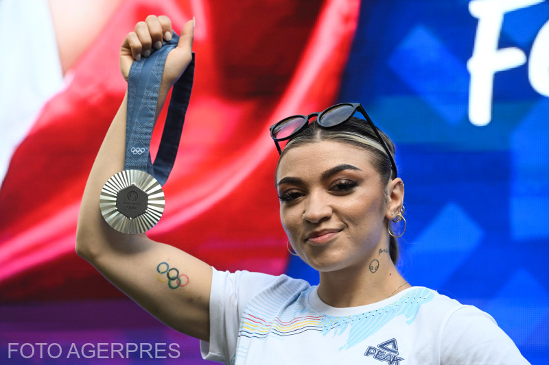 Deportes: La levantadora de pesas Mihaela Cambei, vicecampeona olímpica.