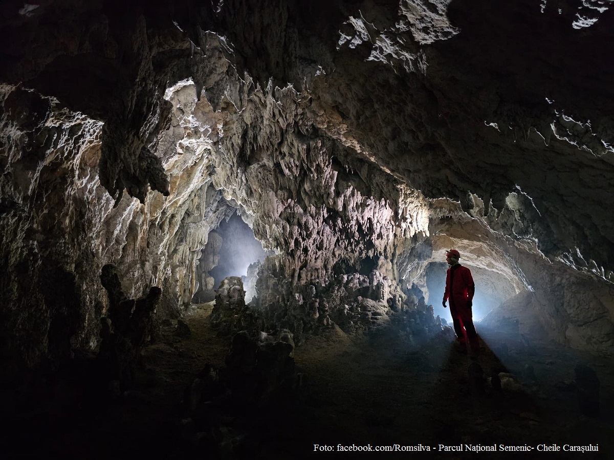 Tourisme spéléologique dans les Monts Aninei