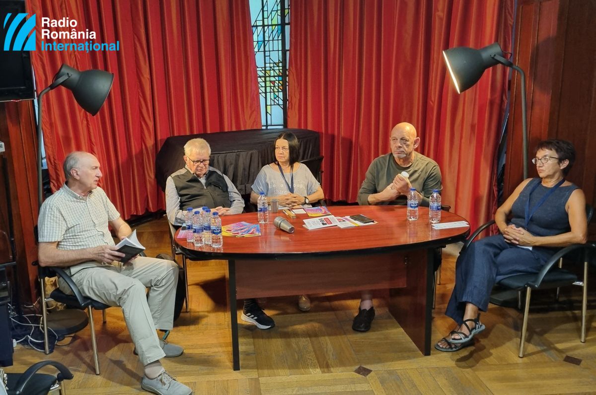 De izquierda a derecha: Ion Bogdan Lefter, Victor Ivanovici, Magda Cârneci, Călin-Andrei Mihăilescu y Carmen Guerrero (Reunión en la Biblioteca Metropolitana de Bucarest sobre el autor y traductor rumano Dan Arsenie)