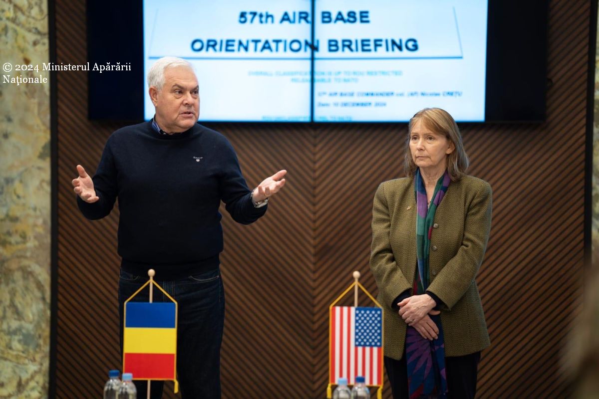 Il ministro della Difesa, Angel Tîlvăr, e l'ambasciatrice degli USA a Bucarest, Kathleen Kavalec, in visita alla 57/a Base Aerea Căpitan Aviator Constantin Cantacuzino (foto: foto: © 2024 Ministerul Apărării Naţionale/Ministero della Difesa)