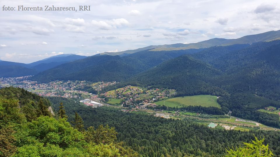 Valea Prahovei vazita de pe stancile